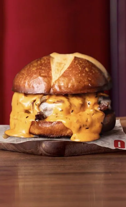 La Tía Emilia: hamburguesa en pan pretzel con doble cheddar fundido